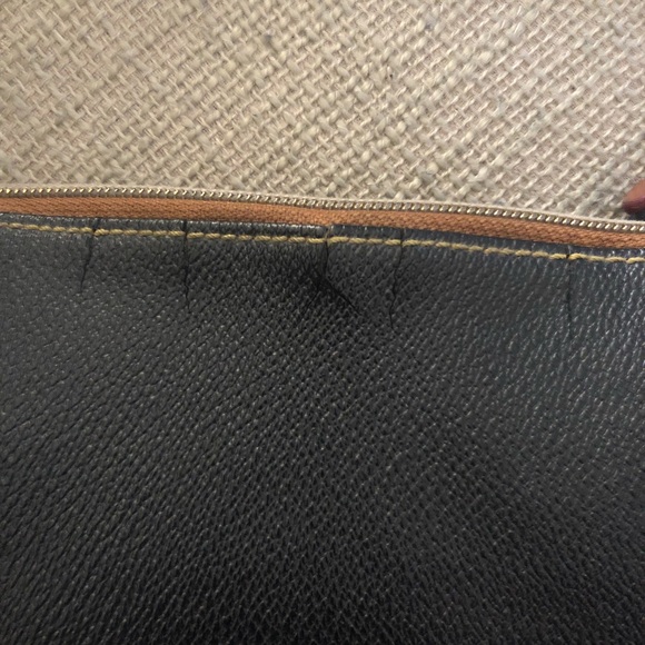 Dooney and bouke crossbody - Picture 3 of 7